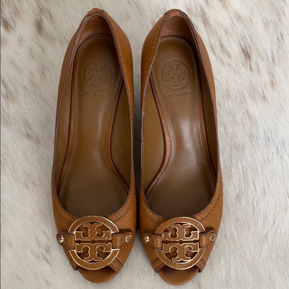 Tory Burch logo wedge pumps - Picture 2 of 5